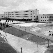 Architecture scolaire Abraham : vue sur l'Ecole nationale d'enseignement technique. Les bâtiments principaux, la cour, le terrain de basket.