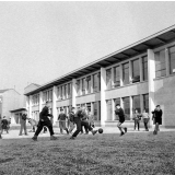 Ecole primaire Clemenceau-Oudinot : la cour des garçons à l'heure de la récréation.