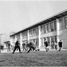 Ecole primaire Clemenceau-Oudinot : la cour des garçons à l'heure de la récréation.