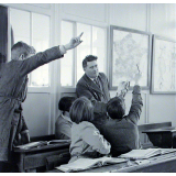 Ecole primaire. L'instituteur interroge ses élèves.