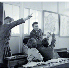 Ecole primaire. L'instituteur interroge ses élèves.