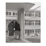 Rentrée scolaire : l'école maternelle de la rue Lamarck. Les parents regardent, de loin, leurs enfants.