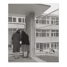 Rentrée scolaire : l'école maternelle de la rue Lamarck. Les parents regardent, de loin, leurs enfants.