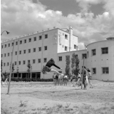 Ecole nationale d'enseignement technique, Montluçon (Allier) : séance de saut en hauteur pour une classe de filles, réception sur du sable