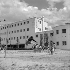 Ecole nationale d'enseignement technique, Montluçon (Allier) : séance de saut en hauteur pour une classe de filles, réception sur du sable