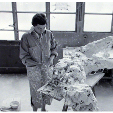 Ecole des Arts Décoratifs : la sculpture. Encollage de bandes de papier.