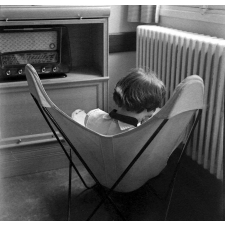 Lycée de Saint-Lô, le foyer des internes : une élève dans un fauteuil.