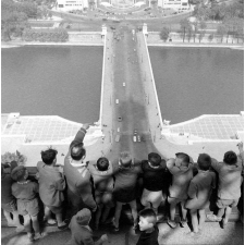 Méthode Freinet, école primaire de la Seine, classe promenade : les élèves observent le Trocadéro depuis la Tour Eiffel.