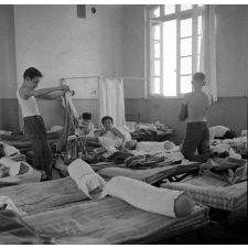 Voyage scolaire de fin d'année : Classe de garçons de Corbeil : Le Havre : Chambrée
