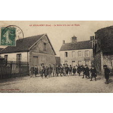 Le Bus-St-Rémy (Eure) - La Mairie et la cour de l'Ecole.