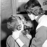 Classe de mal-entendants de Lestrade : l'éducatrice utilise micro et amplificateur avec un élève.