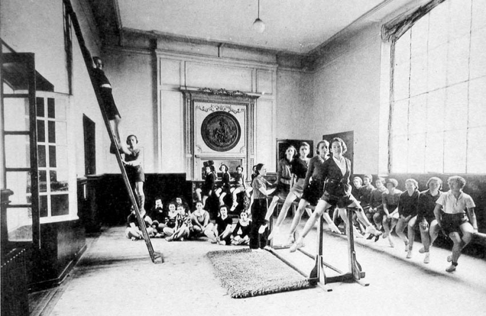 Collège de jeunes filles, Fontainebleau (Seine-et-Marne) : séance de tenues sur plusieurs agrès (barres parallèles, poutre, espaliers)