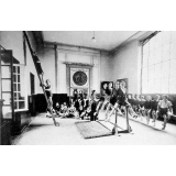 Collège de jeunes filles, Fontainebleau (Seine-et-Marne) : séance de tenues sur plusieurs agrès (barres parallèles, poutre, espaliers)