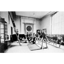 Collège de jeunes filles, Fontainebleau (Seine-et-Marne) : séance de tenues sur plusieurs agrès (barres parallèles, poutre, espaliers)