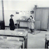 Ecole primaire. Jeu de rôle avec deux élèves.