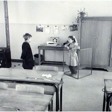 Ecole primaire. Jeu de rôle avec deux élèves.