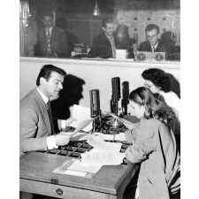 Enseignement audio-visuel. Lecture de documents pour la classe à la radio. Jean Deschamp, comédien, et Monique Clerc sont au micro. En régie, debout à gauche, S. Minéo, chef du service de la radio scolaire.