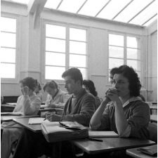 Lycée-pilote mixte de Montgeron. Des élèves de classe de première pendant un cours.