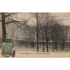 Collège d'Auxerre - Cour des Grands (une partie).