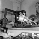 Ecole Nationale Supérieure de Mécanique et Aérotechnique : une expérience en atelier (banc de photo élasticité).