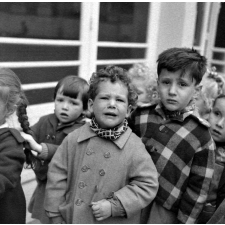 Rentrée scolaire : l'école maternelle de la rue Lamarck. Gros plan sur des élèves dans la cour.
