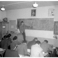 Cours de perfectionnement pour Nord-Africains : le professeur explique au tableau
