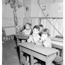 Ecole maternelle à Paris : enfants écoutant de la musique