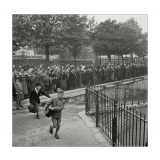 Rentrée scolaire, 1956 : élèves et parents dans la rue