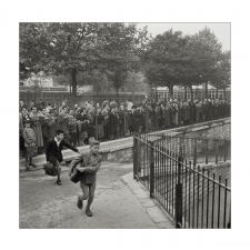 Rentrée scolaire, 1956 : élèves et parents dans la rue