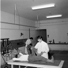 Centre de réadaptation fonctionnelle : des élèves procèdent à des exercices de rééducation physique (mobilisation passive).