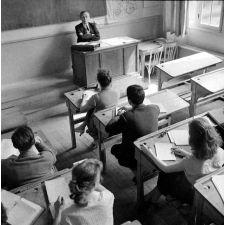 Cours secondaire : la classe et l'enseignant.