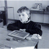 Ecole primaire. Un élève devant son ardoise.