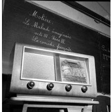 Enseignement audiovisuel : gros plan sur un poste radio, en classe.