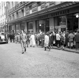 Rentrée scolaire : le boulevard Saint-Michel. La foule devant les étalages des libraires.