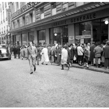 Rentrée scolaire : le boulevard Saint-Michel. La foule devant les étalages des libraires.