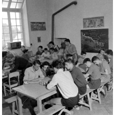 Jeunesse au plein air : colonie de Saumanes, jeu d'échecs et autres divertissements