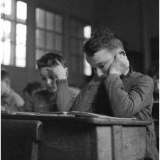 Ecole primaire de la Seine, rue Robert Estienne : deux élèves en activité de lecture.