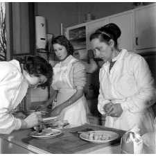 Collège d'enseignement technique pour jeunes filles. Le cours de cuisine. La disposition des aliments dans un plat.