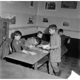 Méthode Freinet : l'apprentissage de l'imprimerie et la réalisation d'un journal scolaire. Des élèves écrivent un texte.
