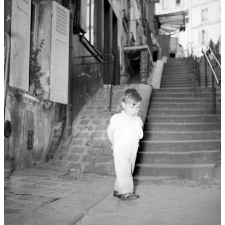 Ceux qui ne partent pas en vacances : enfants à Montmartre en été