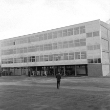 Rentrée scolaire au nouveau lycée-collège d'Orsay : Elèves et parents sous le préau