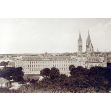 Le Lycée Malherbe - (Ancienne Abbaye-aux-Hommes) - Caen. (Calvados).