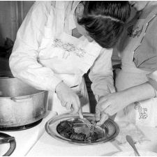 Collège d'enseignement technique pour jeunes filles. Le cours de cuisine. La préparation d'un plat.