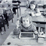 Ecole primaire. L'écriture sur l'ardoise.