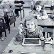 Ecole primaire. L'écriture sur l'ardoise.
