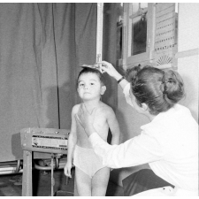 Visite médicale (cabinet mobile) à l'école primaire de Labruguière. Une infirmière utilise une toise pour mesurer un élève.