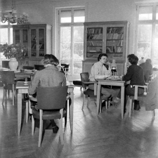 Lycée Duruy : la salle des professeurs. Des enseignantes préparent des cours.
