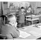 Méthode Freinet : l'apprentissage de l'imprimerie et la réalisation d'un journal scolaire. Un élève en pleine réflexion.