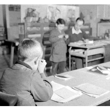 Méthode Freinet : l'apprentissage de l'imprimerie et la réalisation d'un journal scolaire. Un élève en pleine réflexion.