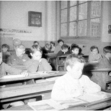 Ecole primaire de plein air : la classe réfléchit : l'interrogation
